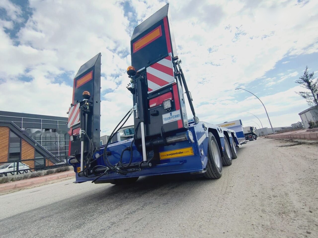 Scorpion Trailer SCORPION TRAILER 3 AXLE LOWBED SEMI TRAILER (CUSTOMIZED) - Low loader semi-trailer: picture 3 Scorpion Trailer SCORPION TRAILER 3 AXLE LOWBED SEMI TRAILER (CUSTOMIZED) - Low loader semi-trailer: picture 3