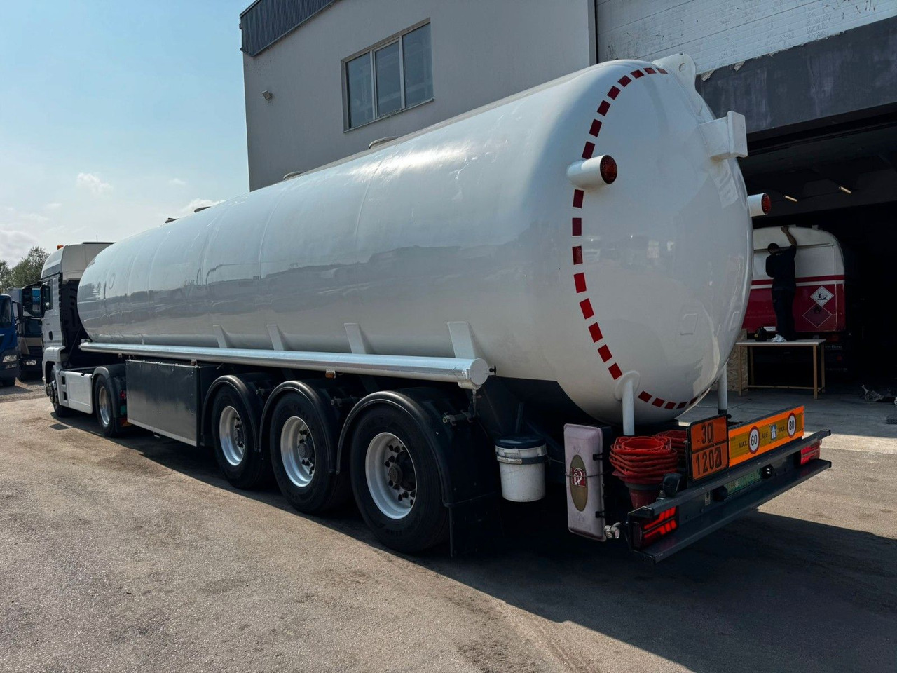 Schrader Treibstoff Diesel/Benzin, ADR, 4 Kammern, Sening - Tanker semi-trailer: picture 4 Schrader Treibstoff Diesel/Benzin, ADR, 4 Kammern, Sening - Tanker semi-trailer: picture 4