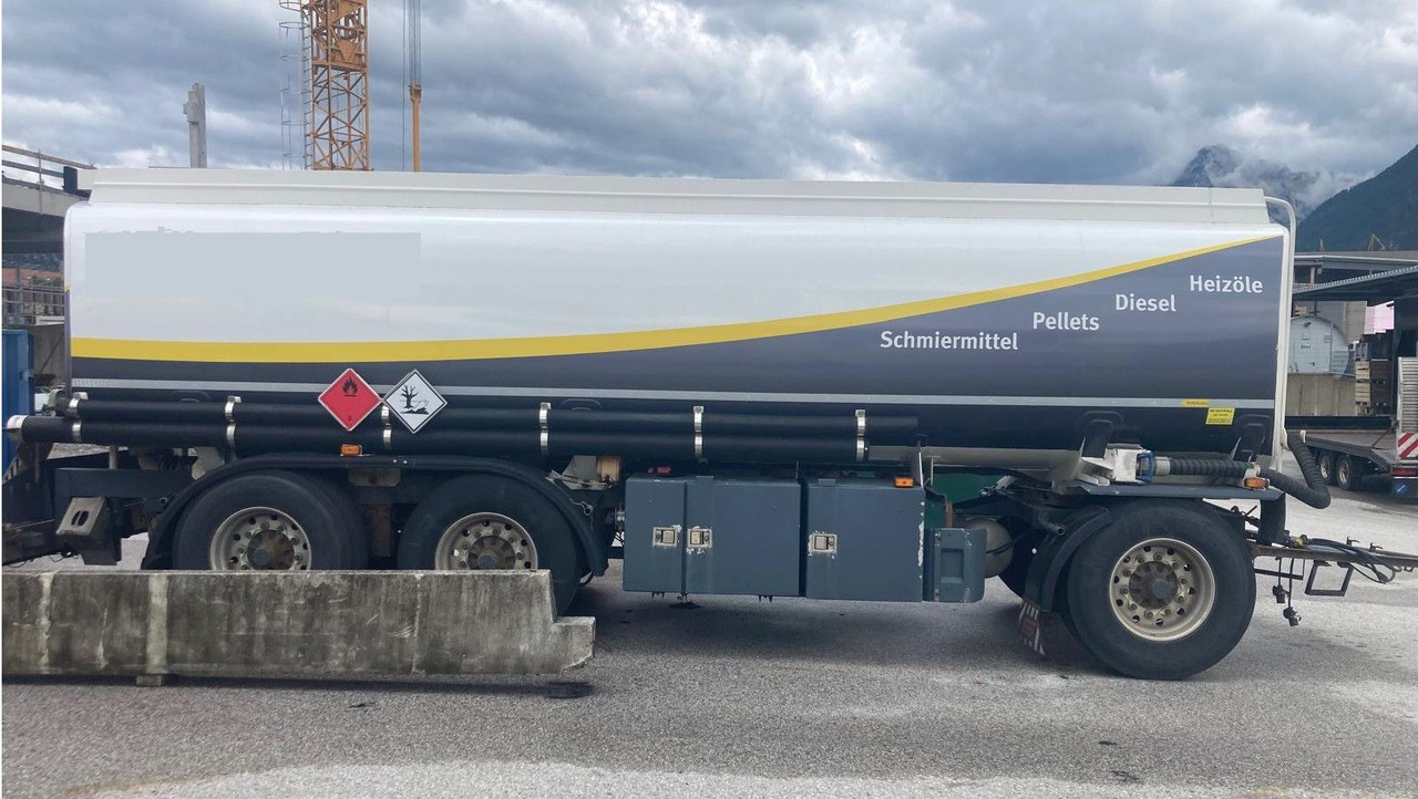 Schwarzmüller Schwingenschlögel, ADR, 3 Kammern, Fuel+Diesel - Tanker trailer: picture 1 Schwarzmüller Schwingenschlögel, ADR, 3 Kammern, Fuel+Diesel - Tanker trailer: picture 1