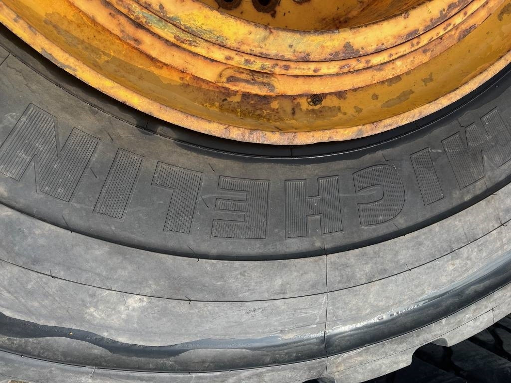 Michelin 800/65R29 XLD Volvo L150 L180 - Wheel and tire package: picture 3 Michelin 800/65R29 XLD Volvo L150 L180 - Wheel and tire package: picture 3