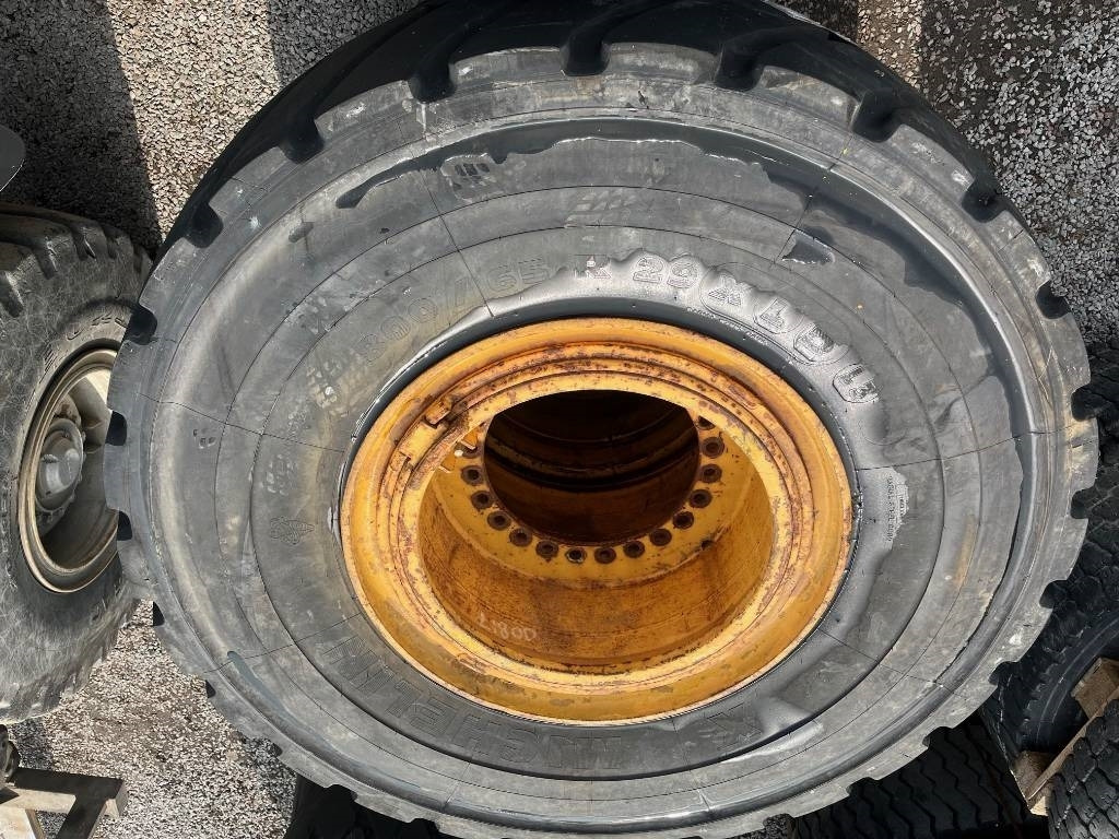Michelin 800/65R29 XLD Volvo L150 L180 - Wheel and tire package: picture 5 Michelin 800/65R29 XLD Volvo L150 L180 - Wheel and tire package: picture 5