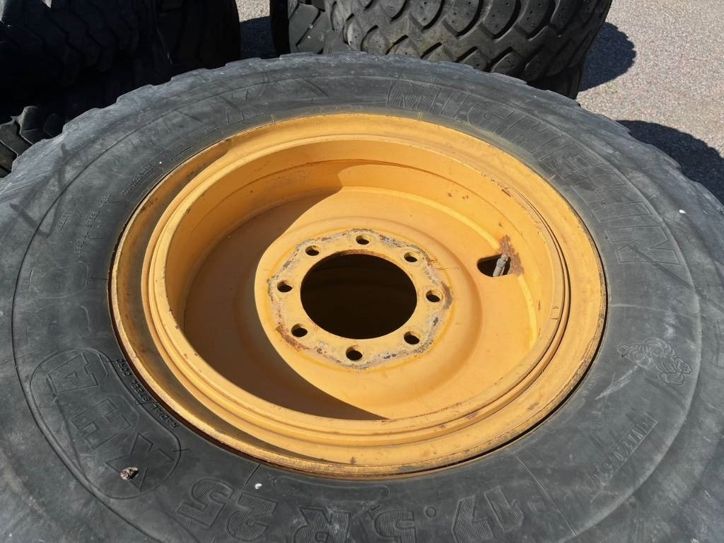 Michelin XHA 15,5-R25 till Volvo L50E C D B - Tire for Construction machinery: picture 4 Michelin XHA 15,5-R25 till Volvo L50E C D B - Tire for Construction machinery: picture 4