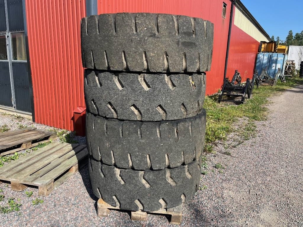 Volvo L50E D C B Wheels Solids / Punkteringsfria 17,5-25 - Tire for Construction machinery: picture 2 Volvo L50E D C B Wheels Solids / Punkteringsfria 17,5-25 - Tire for Construction machinery: picture 2