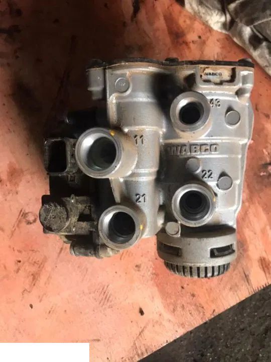 JOHN DEERE CASE FENDT - Zawór Sterujący Przyczepy WABCO - Brake valve for Agricultural machinery: picture 1 JOHN DEERE CASE FENDT - Zawór Sterujący Przyczepy WABCO - Brake valve for Agricultural machinery: picture 1