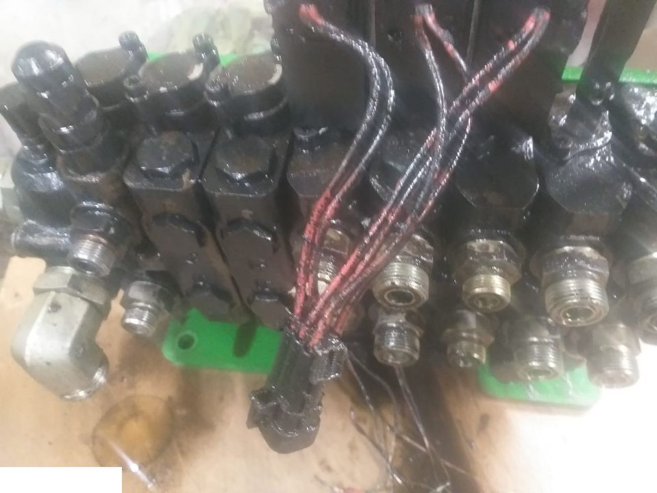 John Deere 3400 - Rozdzielacz - Hydraulic valve for Telescopic handler: picture 1 John Deere 3400 - Rozdzielacz - Hydraulic valve for Telescopic handler: picture 1