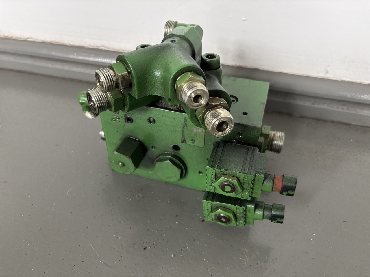 John Deere 6010 6110 6210 6310 6410 Blok Zaworowy TLS AL116954 - Hydraulic valve for Agricultural machinery: picture 1 John Deere 6010 6110 6210 6310 6410 Blok Zaworowy TLS AL116954 - Hydraulic valve for Agricultural machinery: picture 1