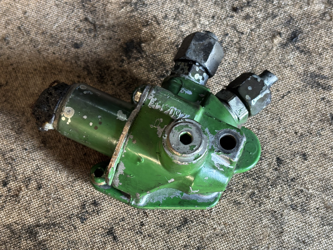 John Deere 6010 6110 6210 6506 6600 Obudowa zaworu elektromagnetycznego L112092 - Hydraulic valve for Agricultural machinery: picture 1 John Deere 6010 6110 6210 6506 6600 Obudowa zaworu elektromagnetycznego L112092 - Hydraulic valve for Agricultural machinery: picture 1