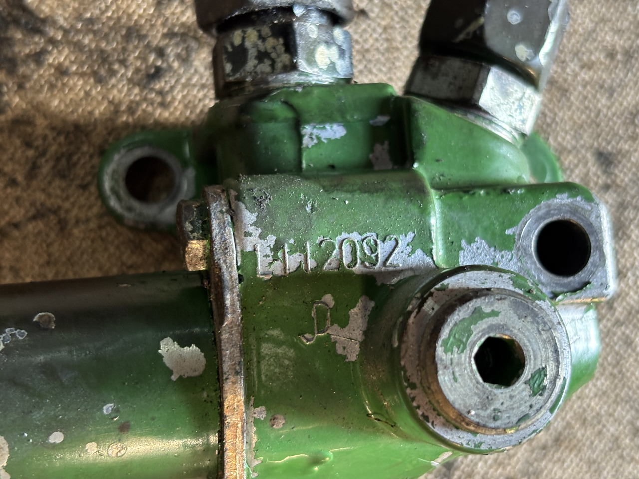 John Deere 6010 6110 6210 6506 6600 Obudowa zaworu elektromagnetycznego L112092 - Hydraulic valve for Agricultural machinery: picture 2 John Deere 6010 6110 6210 6506 6600 Obudowa zaworu elektromagnetycznego L112092 - Hydraulic valve for Agricultural machinery: picture 2