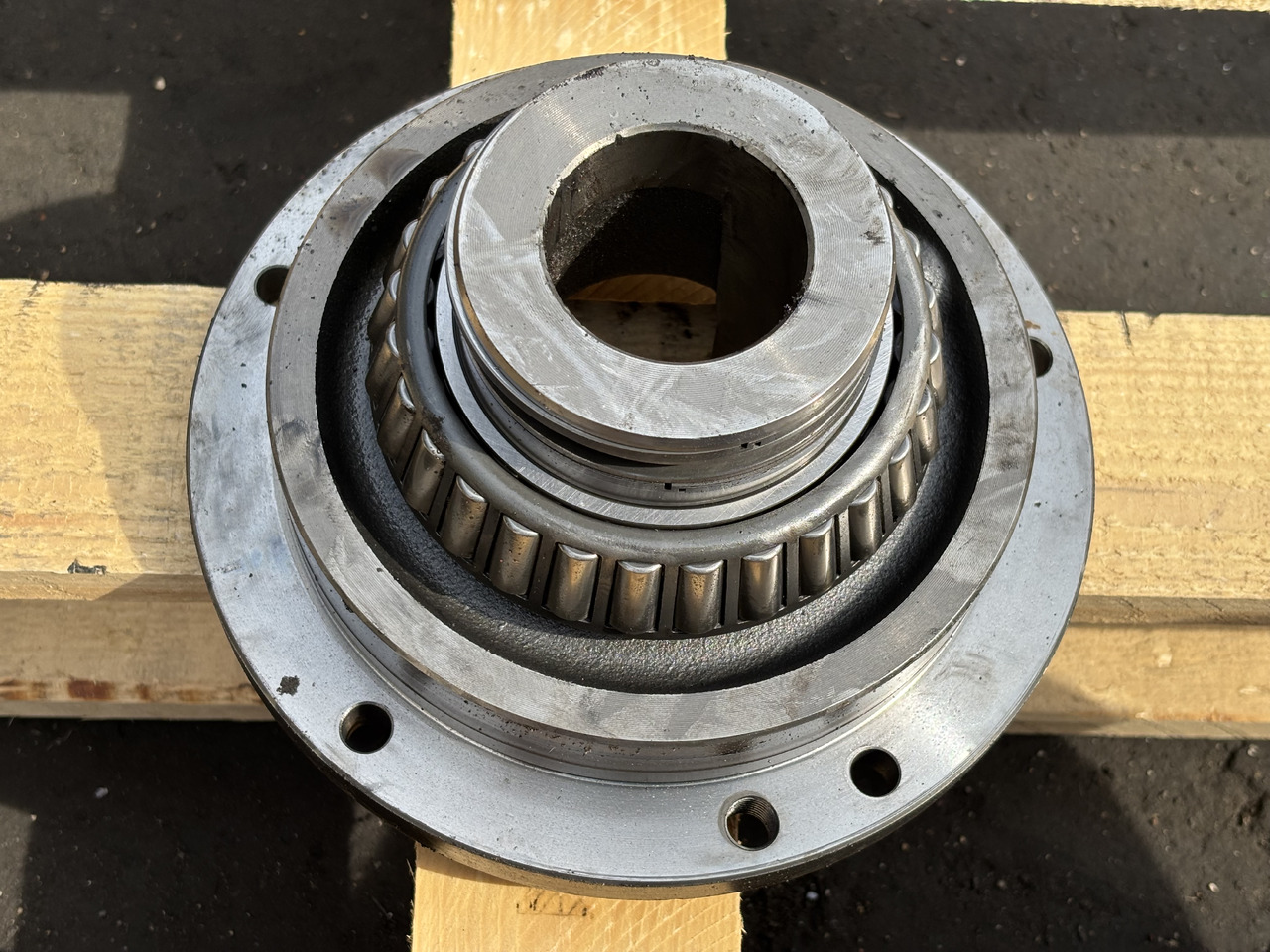 John Deere 6630 Obudowa łożyska L77137 L102019 - Undercarriage parts for Agricultural machinery: picture 3 John Deere 6630 Obudowa łożyska L77137 L102019 - Undercarriage parts for Agricultural machinery: picture 3