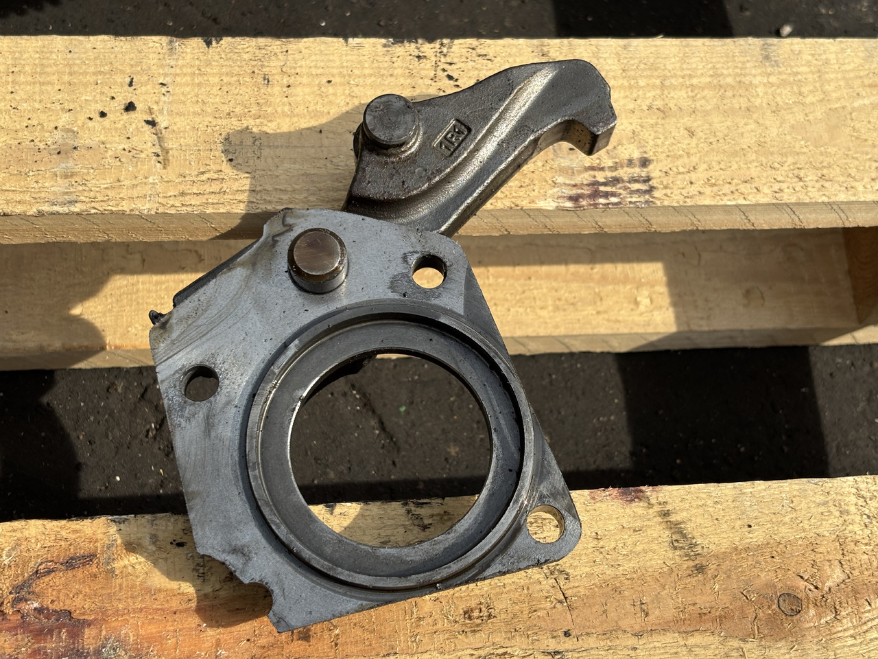 John Deere 6630 Obudowa łożyska Zapadka L215006 L202557 - Undercarriage parts for Agricultural machinery: picture 3 John Deere 6630 Obudowa łożyska Zapadka L215006 L202557 - Undercarriage parts for Agricultural machinery: picture 3