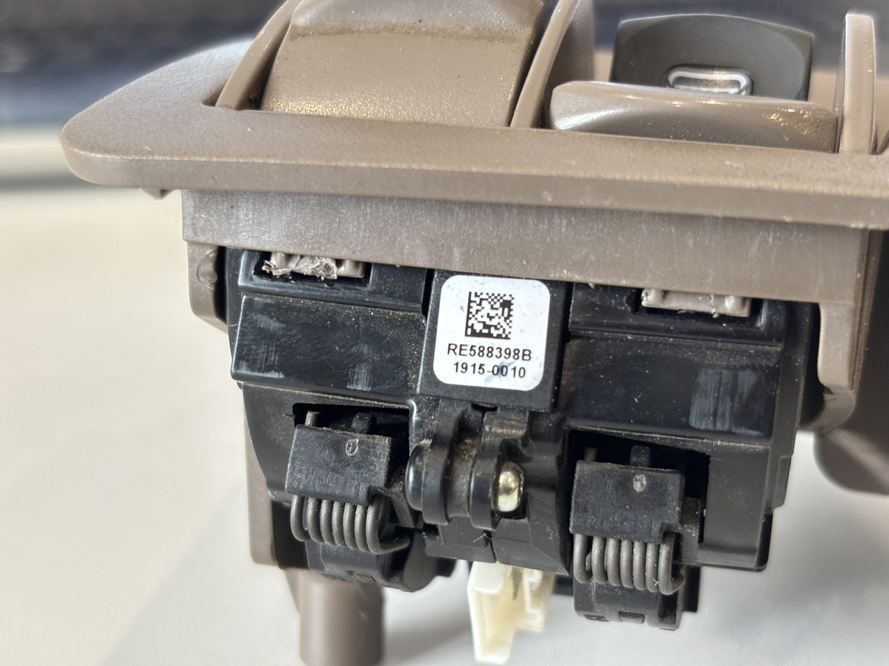 John Deere 6R 6xxx Przycisk Sterownik Kontroler Podnośnika SCV RE588398 - Electrical system for Agricultural machinery: picture 5 John Deere 6R 6xxx Przycisk Sterownik Kontroler Podnośnika SCV RE588398 - Electrical system for Agricultural machinery: picture 5