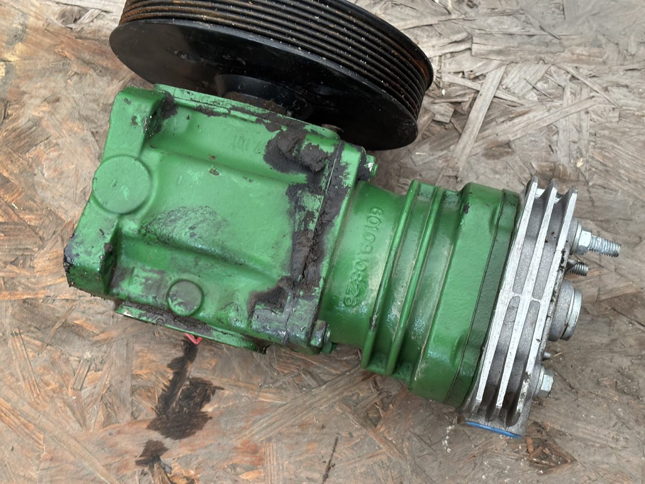 John Deere 8R 8RX 250 310 370 410 Kompresor Powietrza RE585794 - Air brake compressor for Agricultural machinery: picture 4 John Deere 8R 8RX 250 310 370 410 Kompresor Powietrza RE585794 - Air brake compressor for Agricultural machinery: picture 4