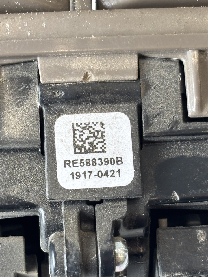 John Deere seria 6000 7000 8000 R - moduł przełącznik tylnego TUZ RE588390 TA26634 - Electrical system for Agricultural machinery: picture 3 John Deere seria 6000 7000 8000 R - moduł przełącznik tylnego TUZ RE588390 TA26634 - Electrical system for Agricultural machinery: picture 3
