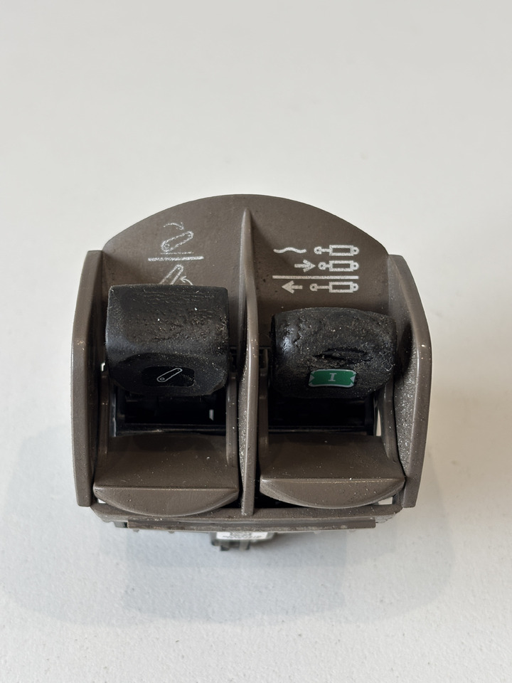 John Deere seria 6000 7000 8000 R - przełącznik tylnego TUZa RE588391 RE586552 - Sensor for Agricultural machinery: picture 1 John Deere seria 6000 7000 8000 R - przełącznik tylnego TUZa RE588391 RE586552 - Sensor for Agricultural machinery: picture 1