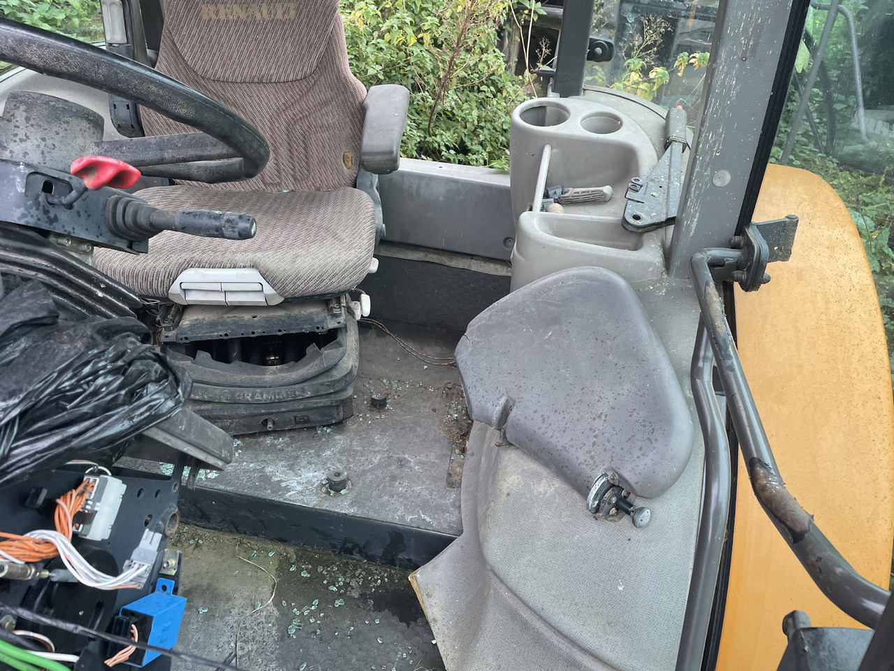 New Holland Renault Ares - kabina kompletna - Cab for Agricultural machinery: picture 4 New Holland Renault Ares - kabina kompletna - Cab for Agricultural machinery: picture 4