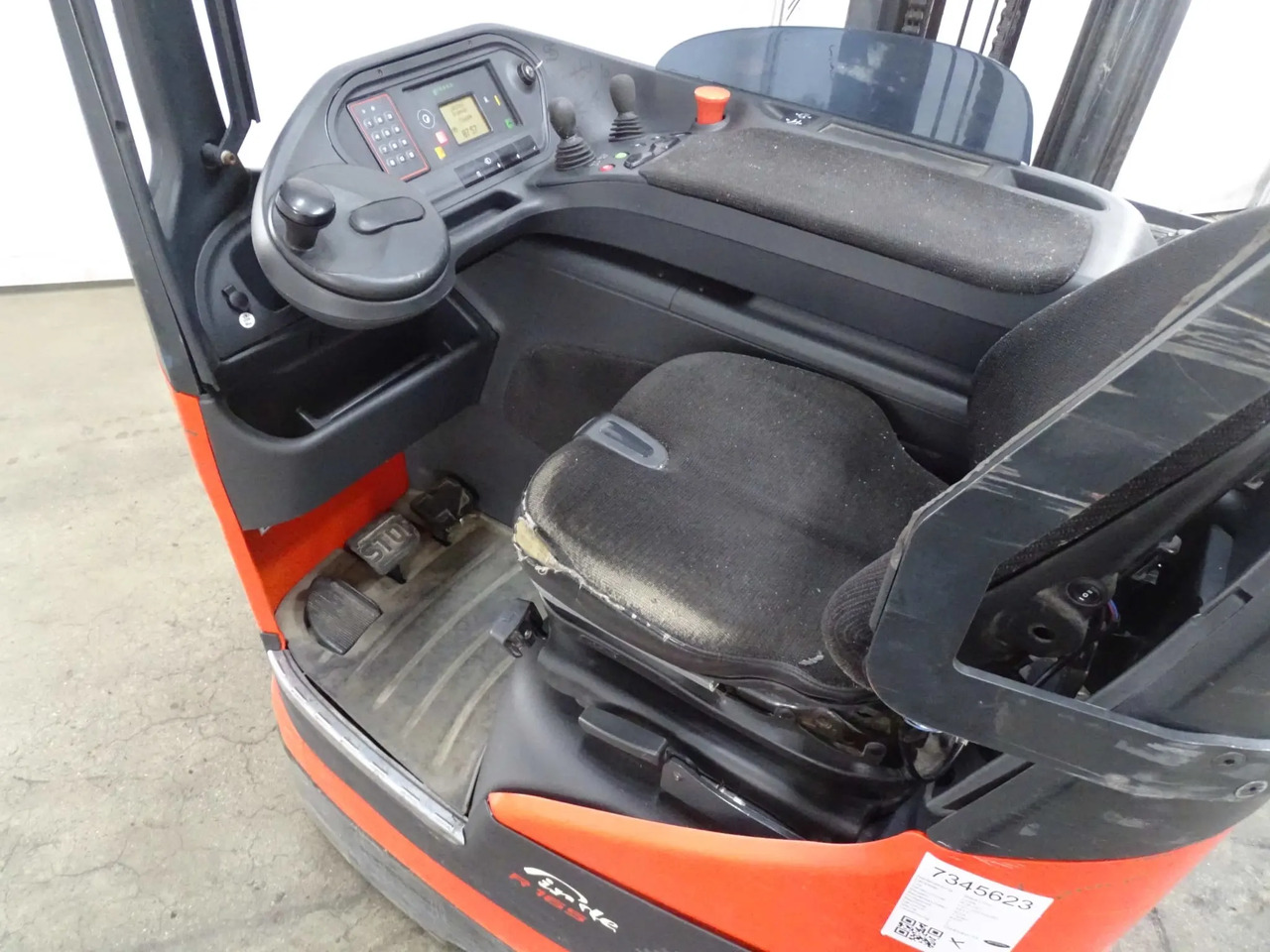 Linde R16HD-01 - Reach truck: picture 3 Linde R16HD-01 - Reach truck: picture 3
