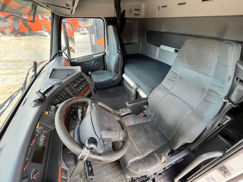 Box truck Volvo FH 400 6x2 BOX L=7400: picture 13