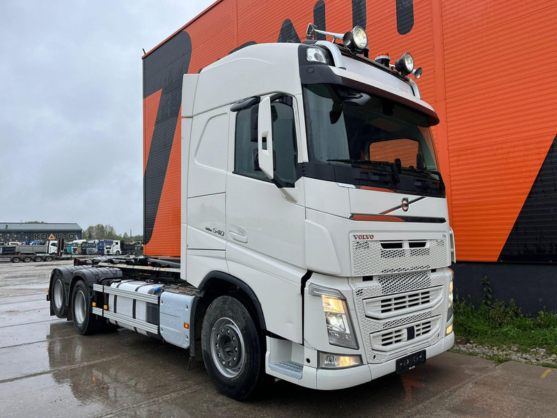 Volvo FH 540 6x4 HIAB 21 ton / L=5600 mm / RETARDER / TANDEM AXLE LIFT - Hook lift truck: picture 4 Volvo FH 540 6x4 HIAB 21 ton / L=5600 mm / RETARDER / TANDEM AXLE LIFT - Hook lift truck: picture 4
