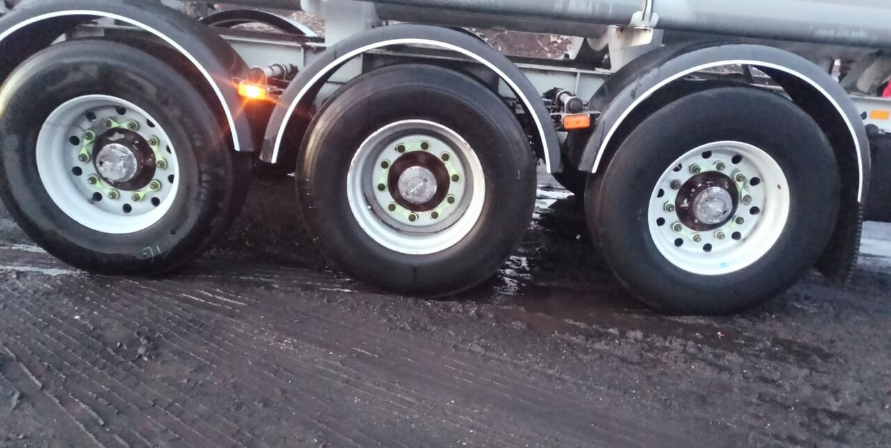 Tanker semi-trailer for transportation of chemicals Guhur ADR L4BN/ chemiczna / polyester / poj. 24.600L: picture 11 Tanker semi-trailer for transportation of chemicals Guhur ADR L4BN/ chemiczna / polyester / poj. 24.600L: picture 11