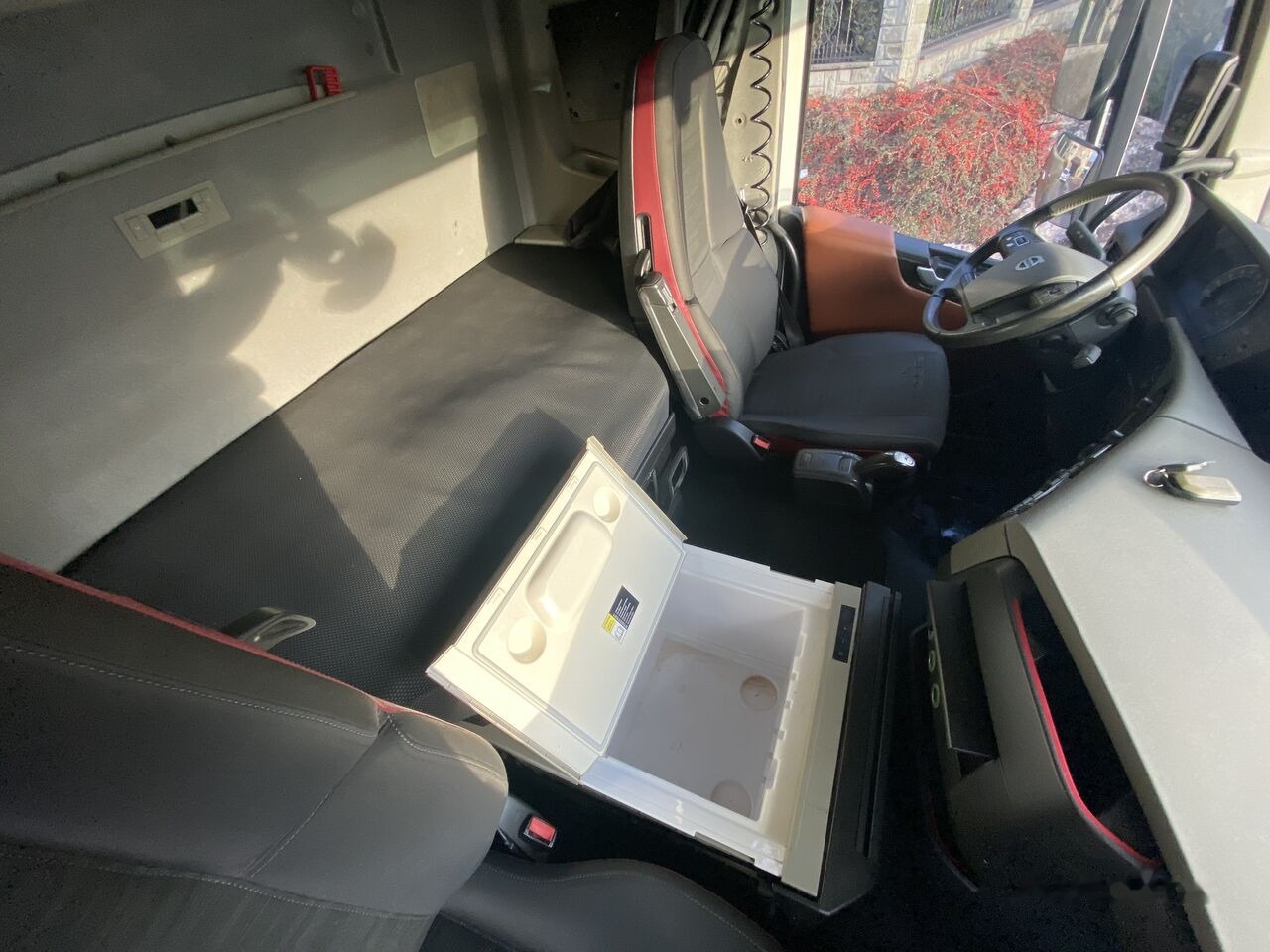 Interior photo 1: Tractor unit Volvo FH 500
