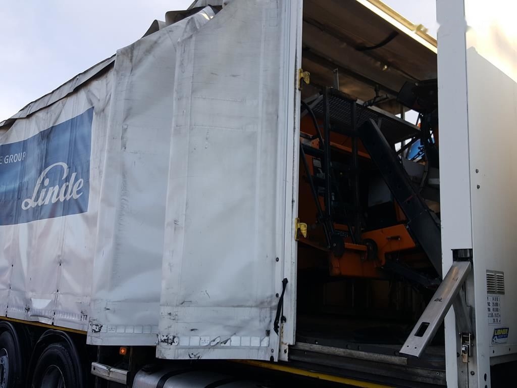 Curtain side truck, Crane truck Volvo FM 380 6X2 + hiab 144 BS 2 HI DUO: picture 15