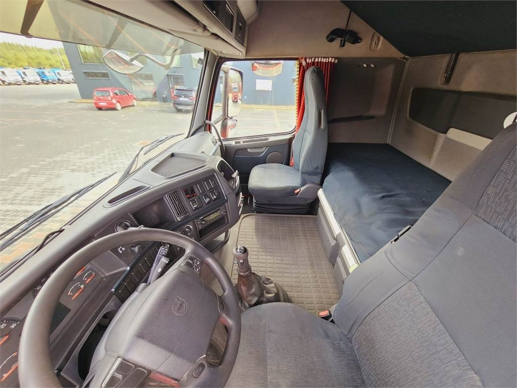 Volvo FH13 XXL NEW TIRES MANUAL 420 EURO 5 2011 - Tractor unit: picture 2 Volvo FH13 XXL NEW TIRES MANUAL 420 EURO 5 2011 - Tractor unit: picture 2