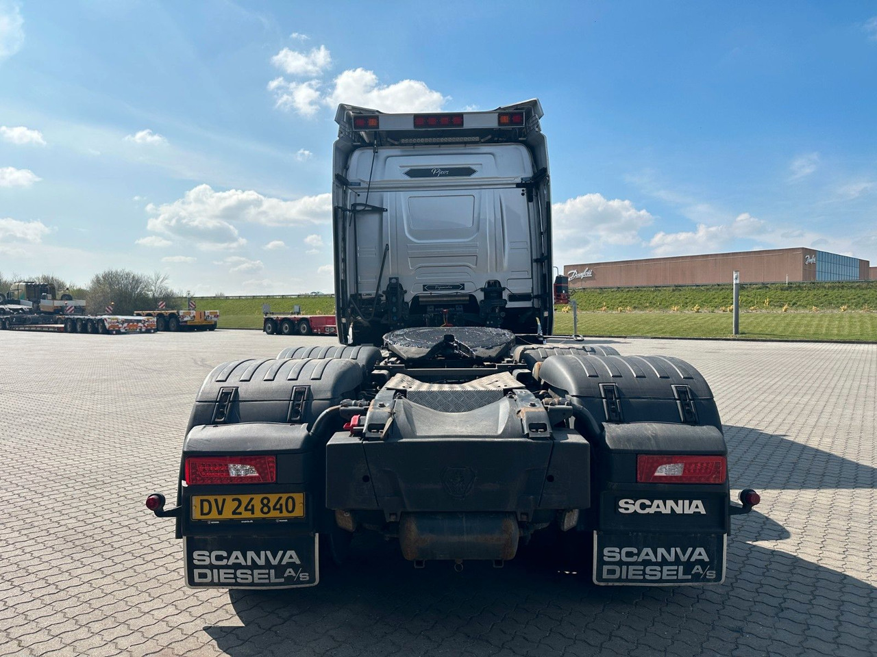 Scania R 730 6x4 Scania R 730 V8 6x4 - Tractor unit: picture 4 Scania R 730 6x4 Scania R 730 V8 6x4 - Tractor unit: picture 4