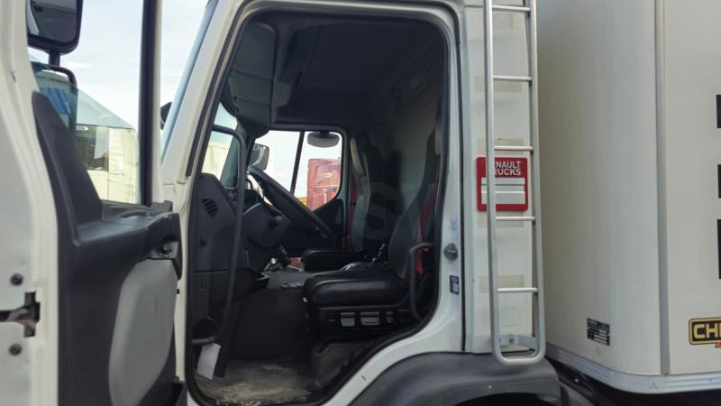 Refrigerated truck Renault D WIDE (LOCATION / RENT): picture 15