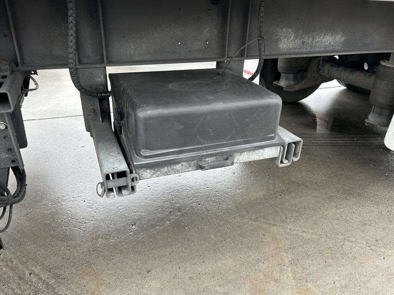 Closed box semi-trailer Fruehauf FSR MD4 / Box / Loadlift 2000 kg / Lift axle: picture 7