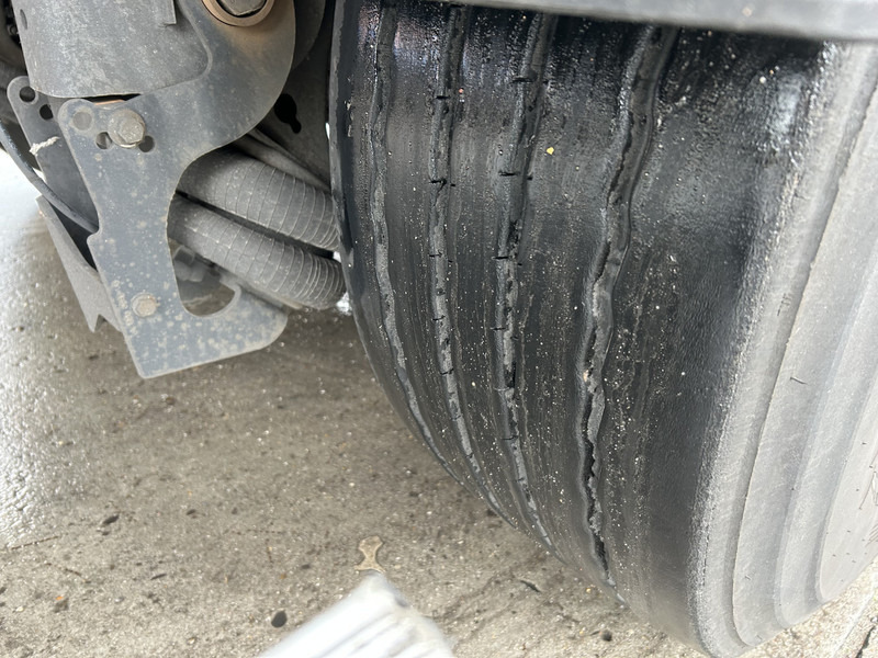 Closed box semi-trailer Fruehauf FSR MD4 / Box / Loadlift 2000 kg / Lift axle: picture 9