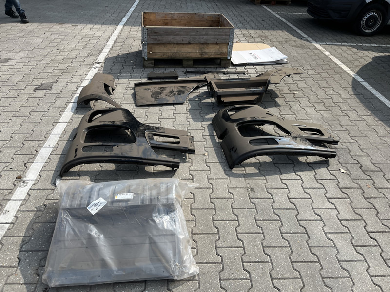 Mercedes-Benz Actros MP 3 MegaSpace / Lights / Body parts / Verlichting / Carrosseriedelen - Body and exterior: picture 2 Mercedes-Benz Actros MP 3 MegaSpace / Lights / Body parts / Verlichting / Carrosseriedelen - Body and exterior: picture 2