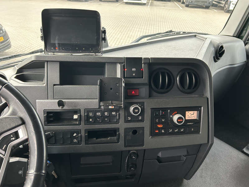 Renault T 380 Comfort / 820 dkm / Curtainside / Loadlift / APK TUV 02-26 - Curtain side truck: picture 5 Renault T 380 Comfort / 820 dkm / Curtainside / Loadlift / APK TUV 02-26 - Curtain side truck: picture 5