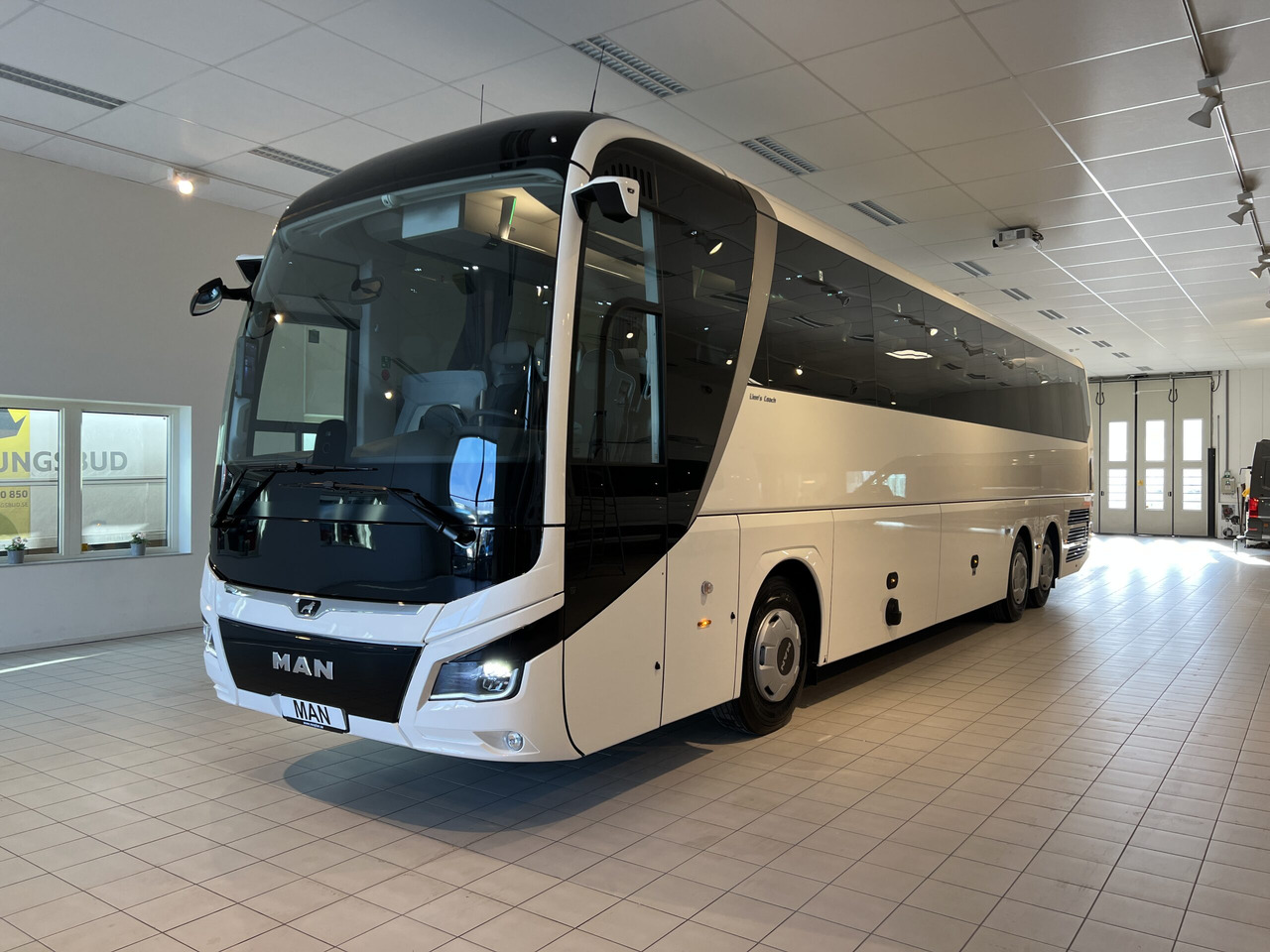 MAN Lions Coach R09 Euro 6E (Dark Edition) - Coach: picture 3 MAN Lions Coach R09 Euro 6E (Dark Edition) - Coach: picture 3