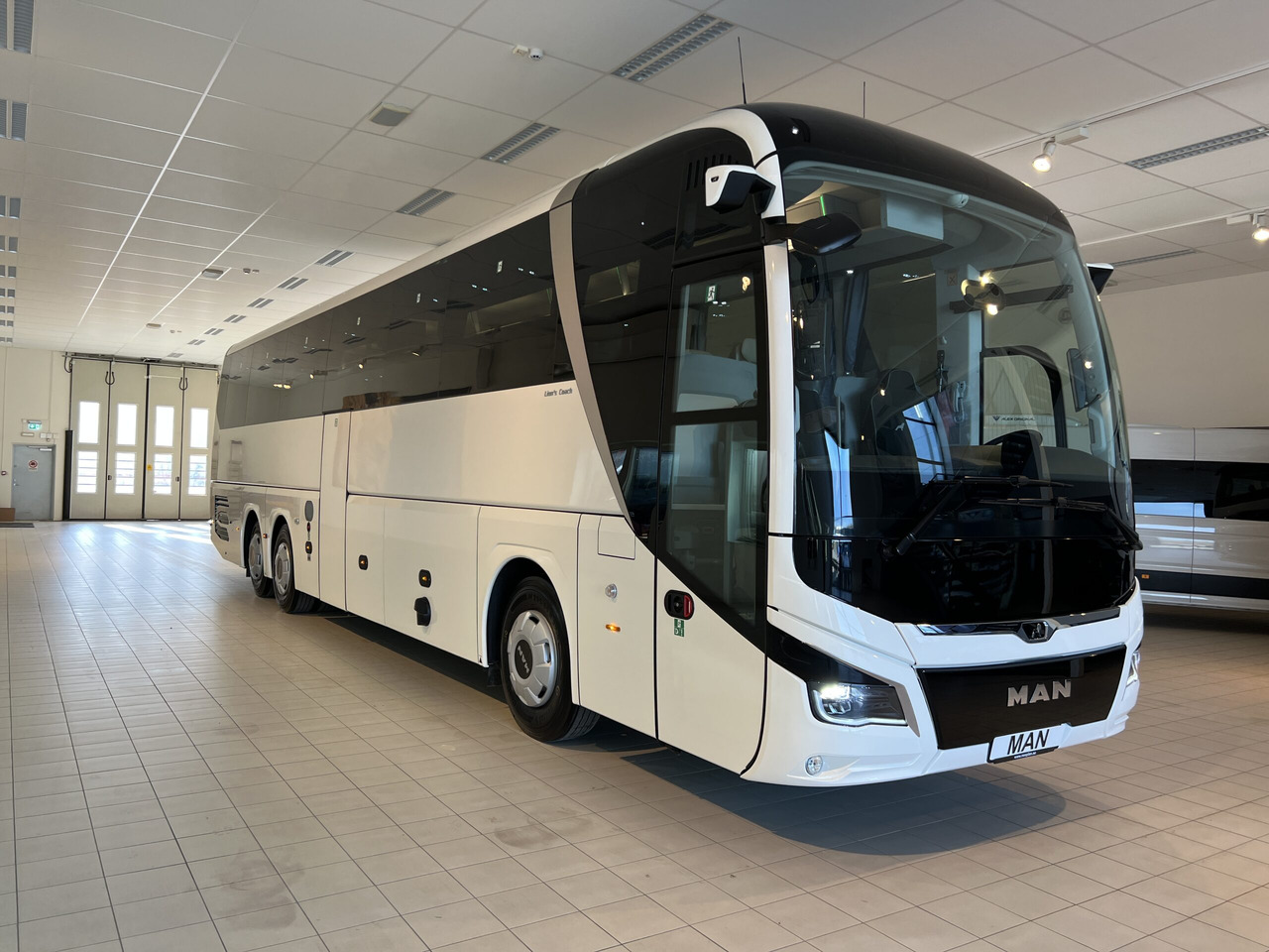MAN Lions Coach R09 Euro 6E (Dark Edition) - Coach: picture 2 MAN Lions Coach R09 Euro 6E (Dark Edition) - Coach: picture 2
