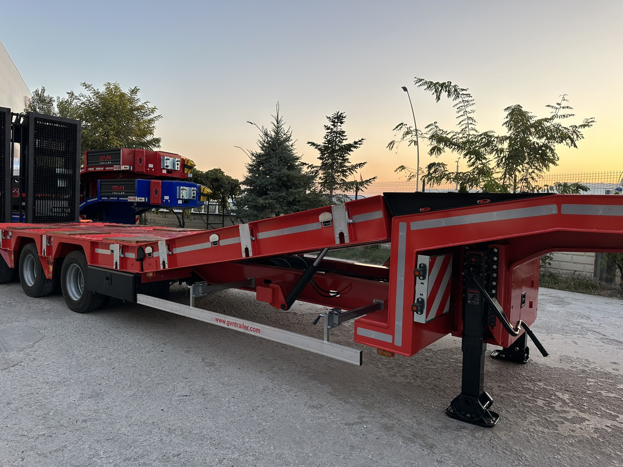 New Low loader semi-trailer GVN Trailer 3 AXLE HYDRAULIC PLATFORM LOWBED: picture 16