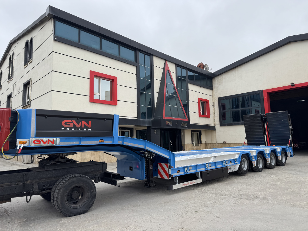 GVN Trailer 4 AXLE LOWBED WITH WHEEL RECESSES - Low loader semi-trailer: picture 2 GVN Trailer 4 AXLE LOWBED WITH WHEEL RECESSES - Low loader semi-trailer: picture 2