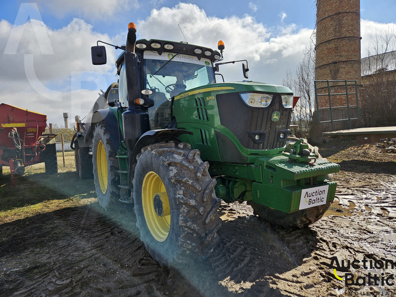 John Deere 6215 R - Farm tractor: picture 2 John Deere 6215 R - Farm tractor: picture 2