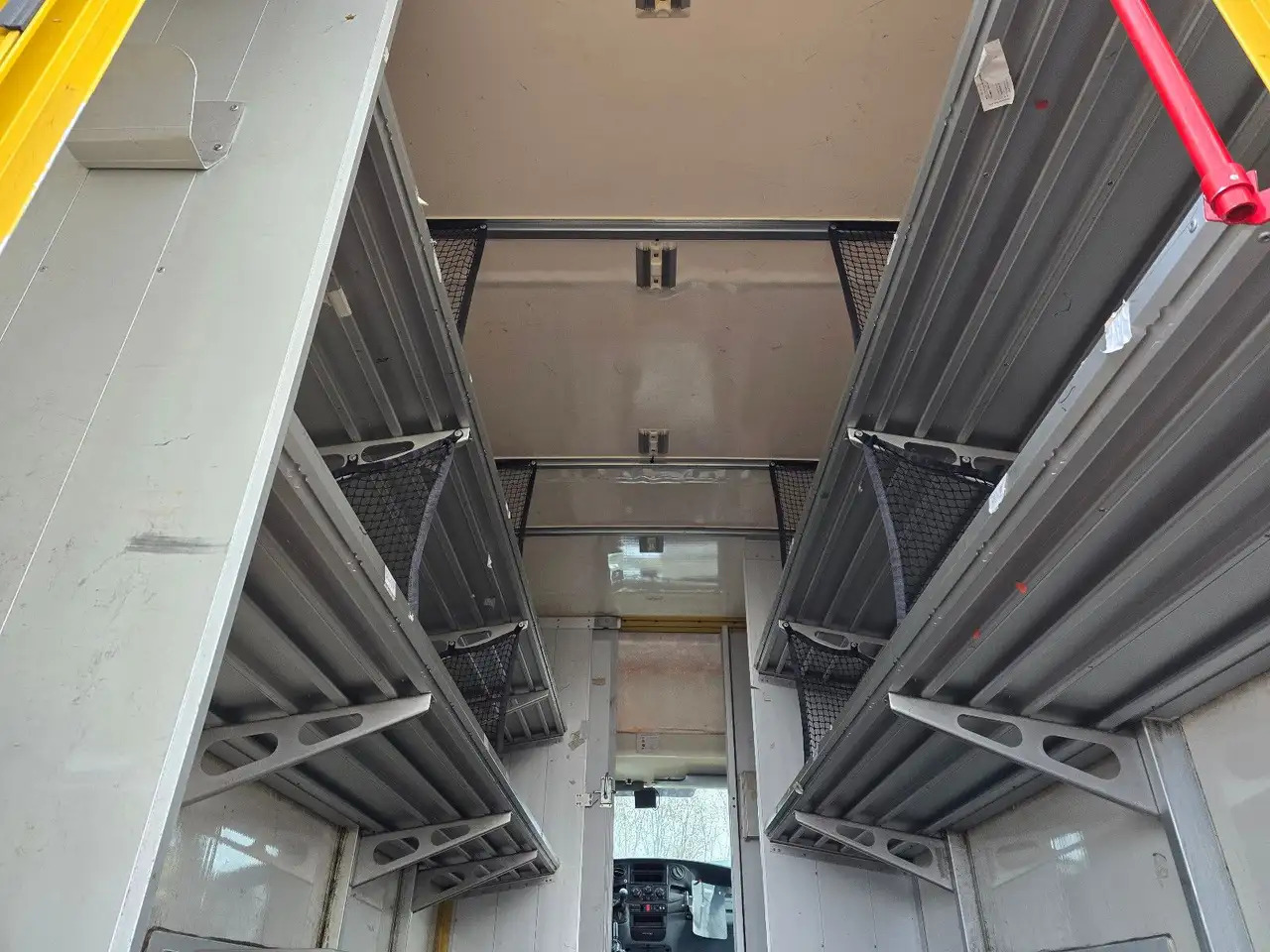 Closed box van Iveco Daily/ Regalsystem/Luftfeder/1. Hand: picture 10