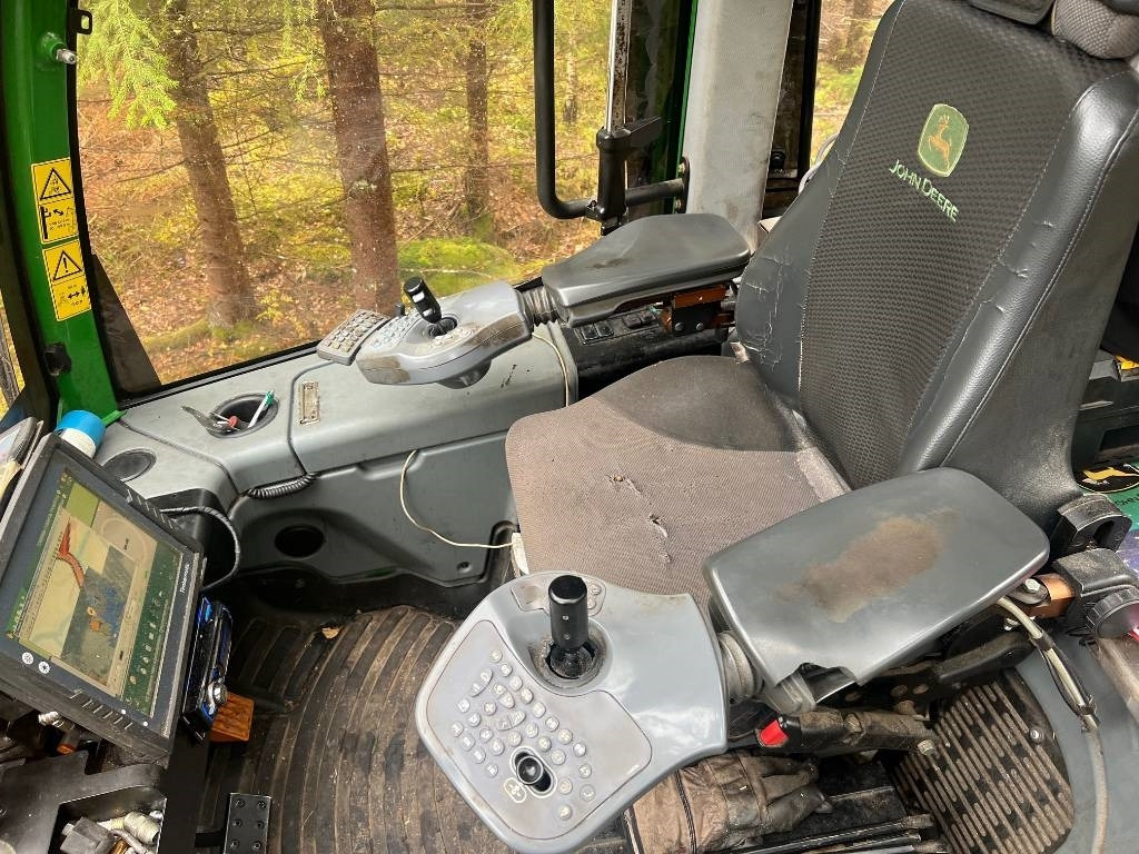 Forestry harvester John Deere 1170 E: picture 11