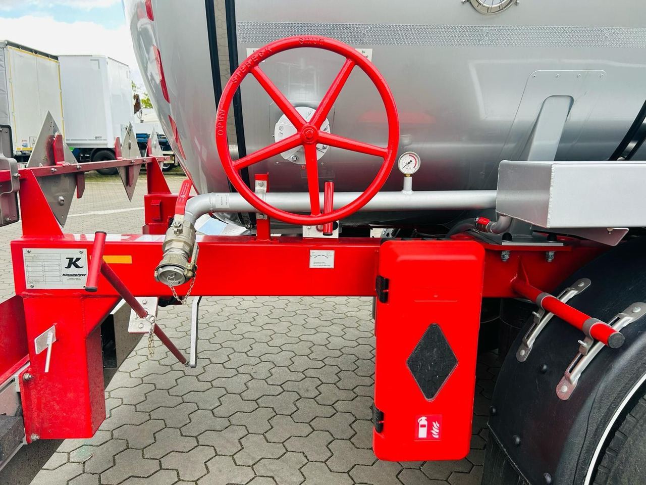 Kässbohrer STS.SS Edelstahl Tankauflieger Bitumen 32m³ - Tanker semi-trailer: picture 5 Kässbohrer STS.SS Edelstahl Tankauflieger Bitumen 32m³ - Tanker semi-trailer: picture 5