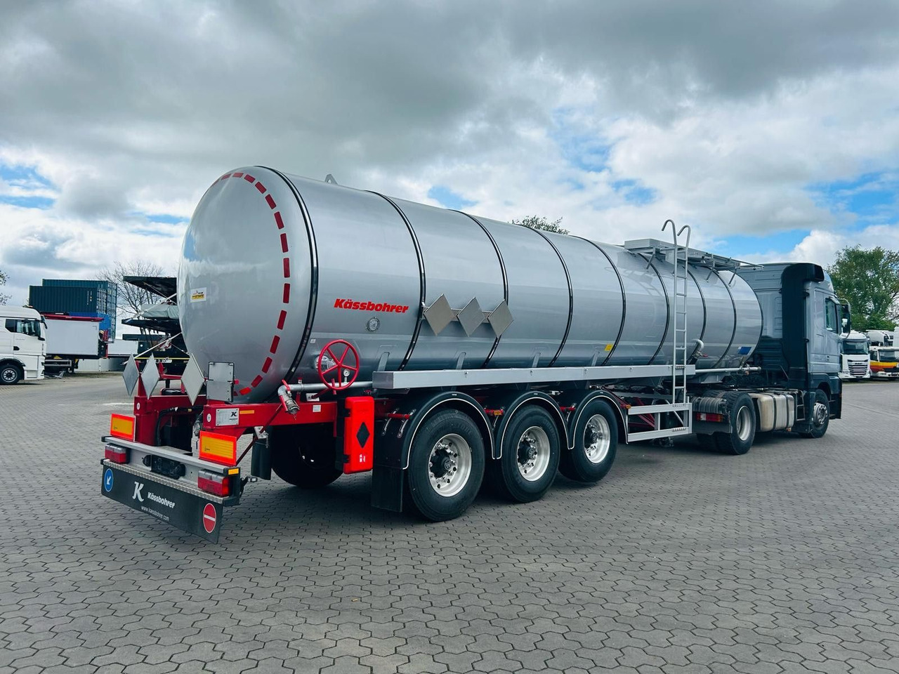 Kässbohrer STS.SS Edelstahl Tankauflieger Bitumen 32m³ - Tanker semi-trailer: picture 1 Kässbohrer STS.SS Edelstahl Tankauflieger Bitumen 32m³ - Tanker semi-trailer: picture 1