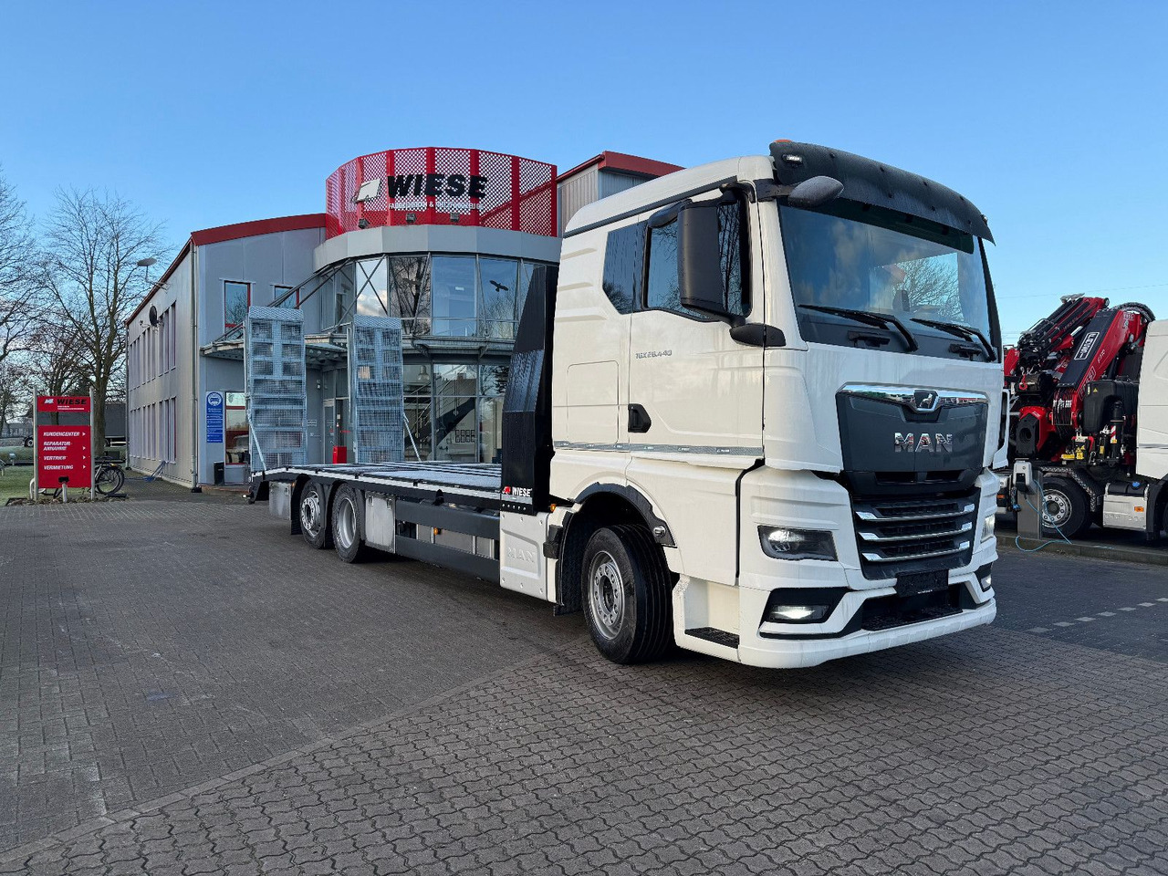 MAN Baumaschinen- Arbeitsbühnentransporter Rampen - Car transporter truck: picture 2 MAN Baumaschinen- Arbeitsbühnentransporter Rampen - Car transporter truck: picture 2
