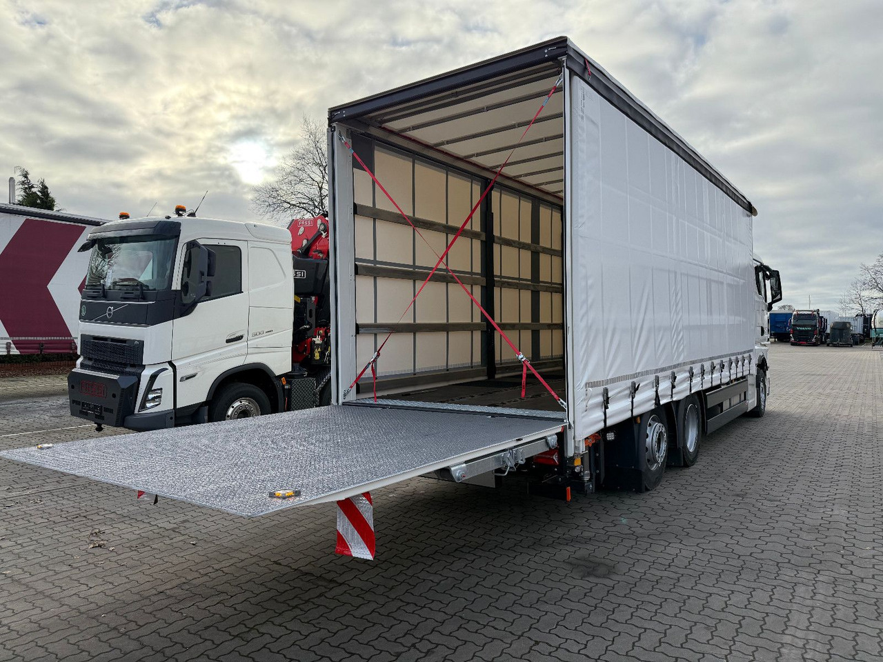 MAN TGX 26.440 6x2 LL Schwerlast Ladebordwand/Rampe - Curtain side truck: picture 3 MAN TGX 26.440 6x2 LL Schwerlast Ladebordwand/Rampe - Curtain side truck: picture 3