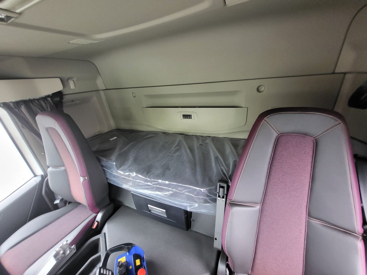 Tractor unit Volvo FMX 540 6x2 mit Kran Fassi F545.2.28: picture 11