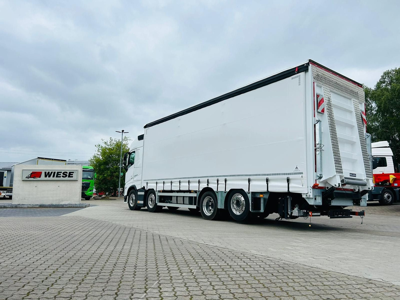 Volvo FH 500 8x2 Arbeitsbühnen Transporter LBW 9t - Curtain side truck: picture 2 Volvo FH 500 8x2 Arbeitsbühnen Transporter LBW 9t - Curtain side truck: picture 2