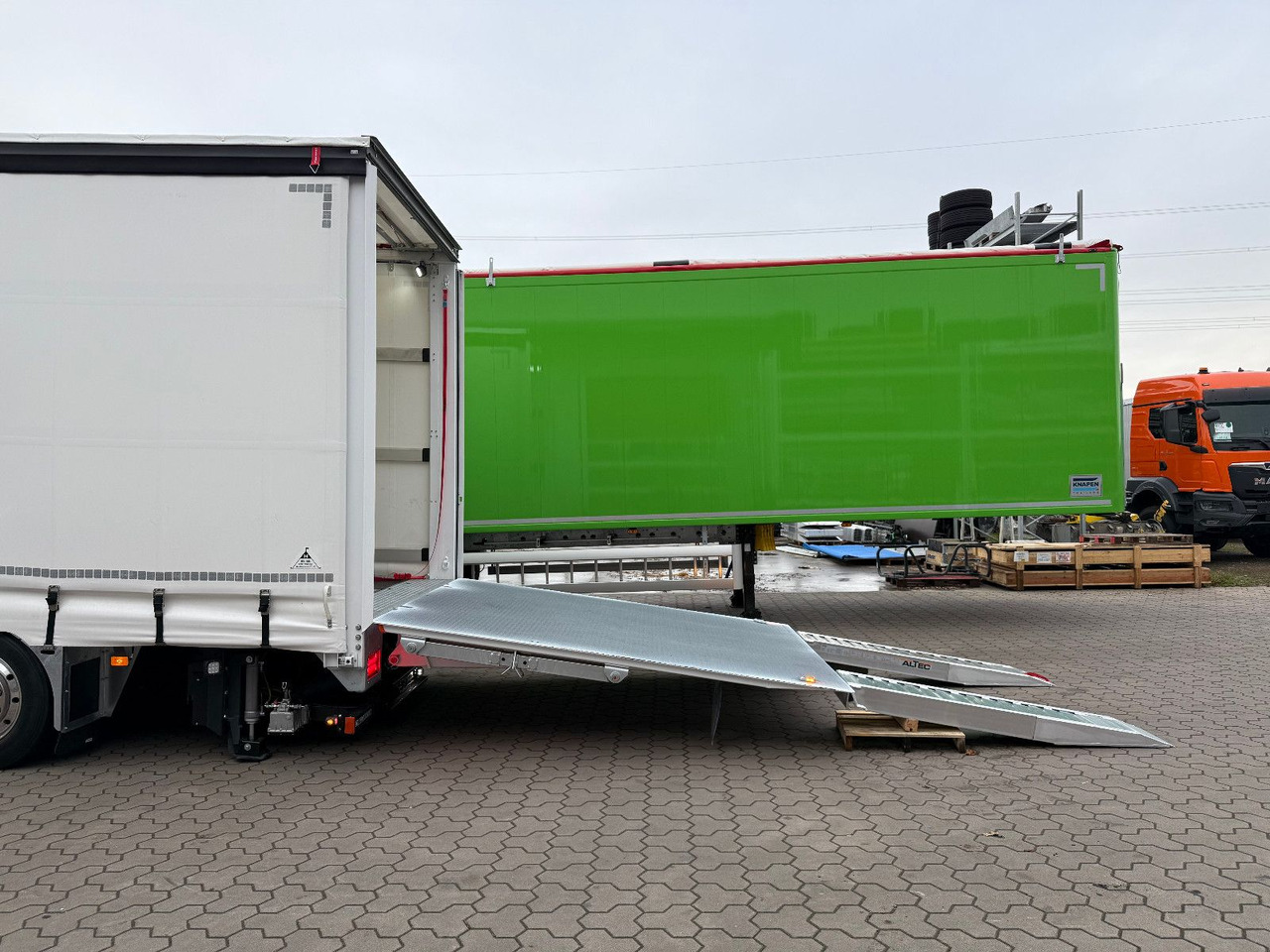 Volvo FH 500 8x2 Arbeitsbühnen Transporter LBW 9t - Curtain side truck: picture 4 Volvo FH 500 8x2 Arbeitsbühnen Transporter LBW 9t - Curtain side truck: picture 4