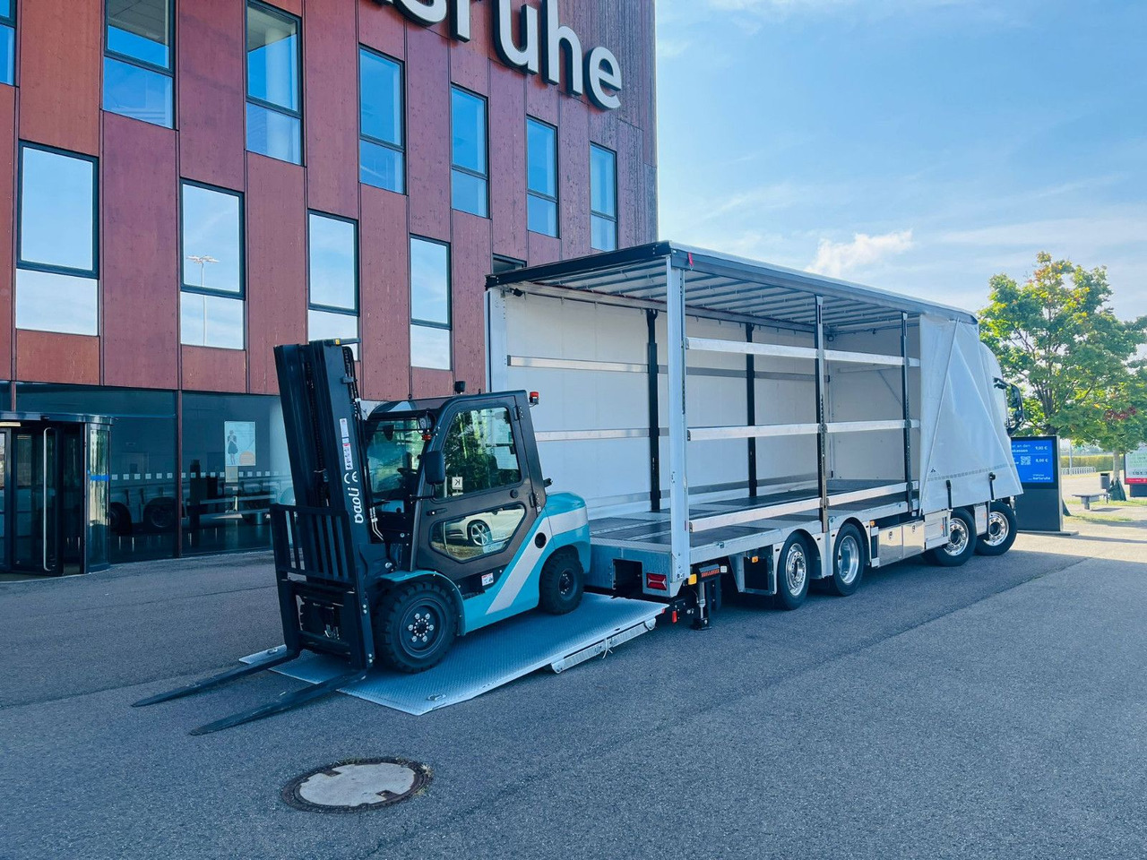 Volvo FH 500 8x2 Arbeitsbühnen Transporter LBW 9t - Curtain side truck: picture 1 Volvo FH 500 8x2 Arbeitsbühnen Transporter LBW 9t - Curtain side truck: picture 1