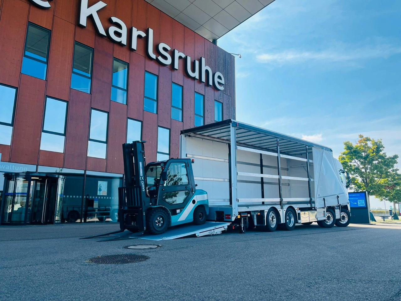 Volvo FH 500 Gabelstaplertransporter LBW Dhollandia 9t - Curtain side truck: picture 4 Volvo FH 500 Gabelstaplertransporter LBW Dhollandia 9t - Curtain side truck: picture 4