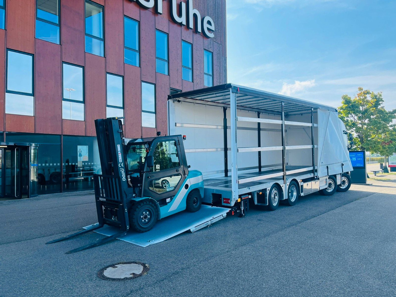 Volvo FH 500 Gabelstaplertransporter LBW Dhollandia 9t - Curtain side truck: picture 1 Volvo FH 500 Gabelstaplertransporter LBW Dhollandia 9t - Curtain side truck: picture 1