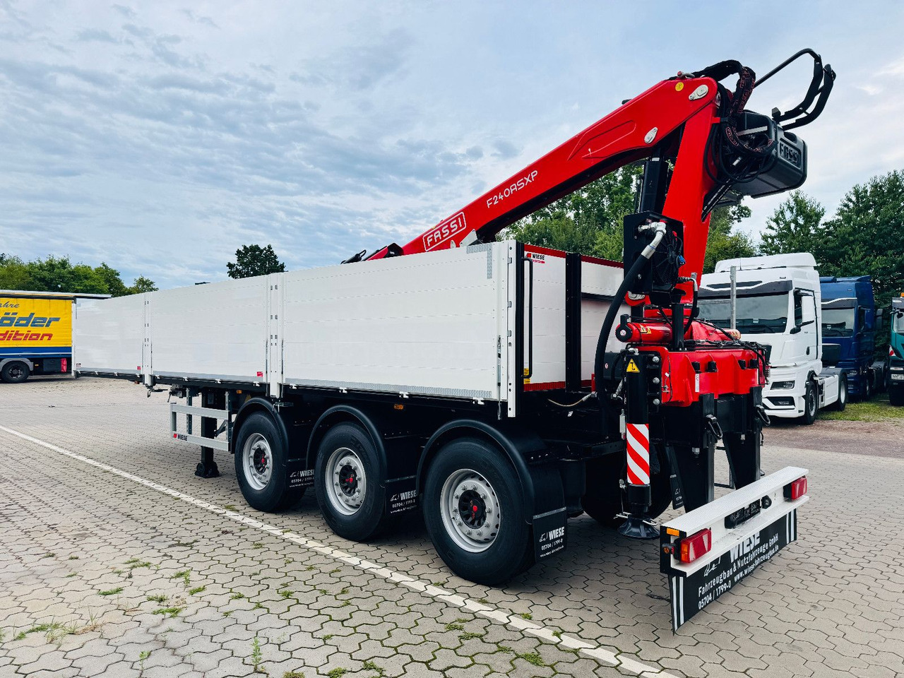 Wiese Baustoffauflieger - Heckkran Kran Fassi - Dropside/ Flatbed semi-trailer: picture 1 Wiese Baustoffauflieger - Heckkran Kran Fassi - Dropside/ Flatbed semi-trailer: picture 1
